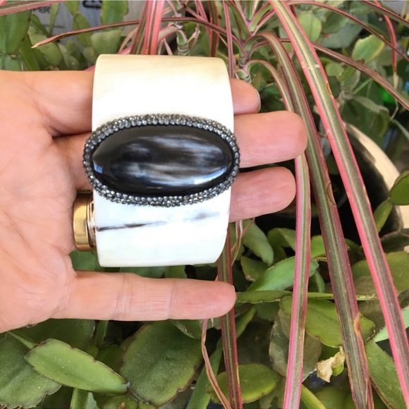 Buffalo Beige Horn w Black Onyx Center Embellished Rhinestone Cuff Bracelet - Picture 10 of 10